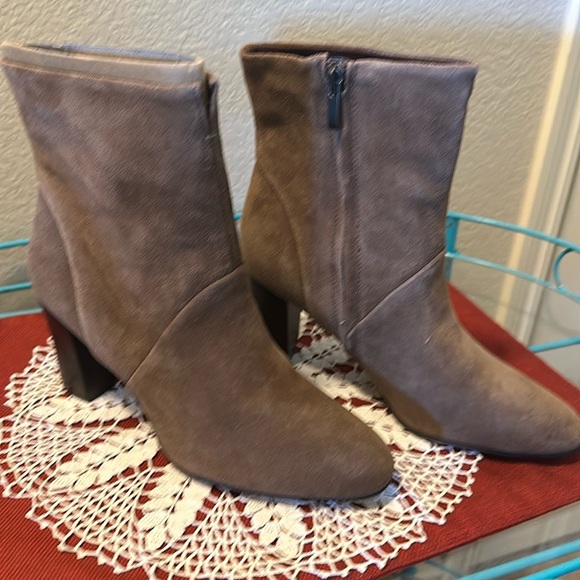 NWT Franco Sarto Taupe bootie. Size 8. Leather suede. - Picture 1 of 8